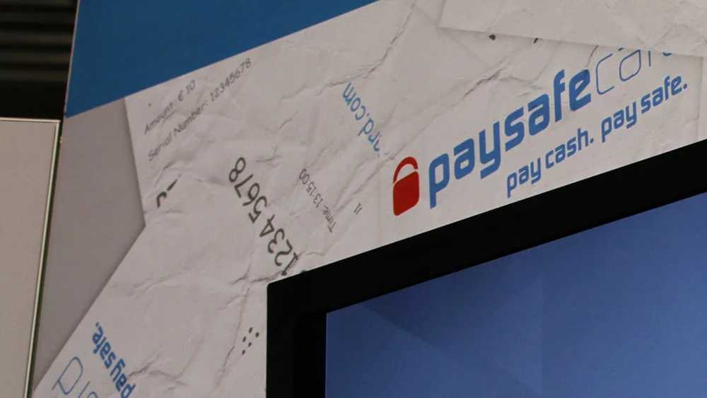 Natištěný kupón Paysafecard s logem a heslem pay cash, pay safe, jak vypadá poukaz pro vklad do casina
