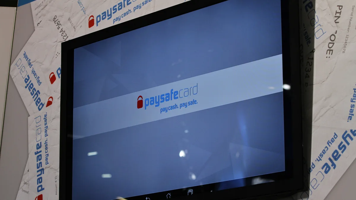 Stánek Paysafecard s natištěnými kupóny s PIN kódem, kterými se platí vklad do online casina